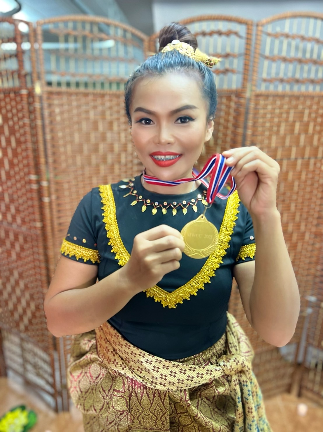 Namfon Yankay showing her Online Massage World Cup winners medal
