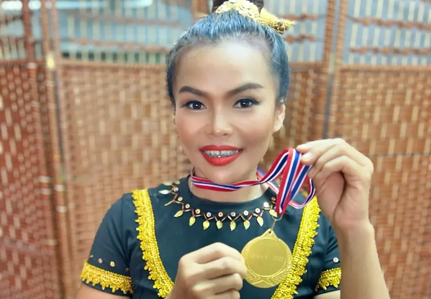 Namfon Yankay showing her Online Massage World Cup winners medal